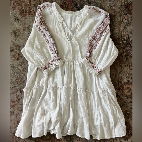 En Creme Dresses & Skirts - En Creme White Mini Dress with Embroidered Sleeves